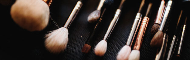 set-make-up-brushes-lies-table